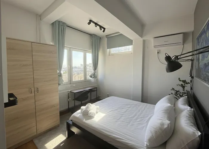 4-bedroom With Skyline Balcony - Sleeps 8 * Bucharest