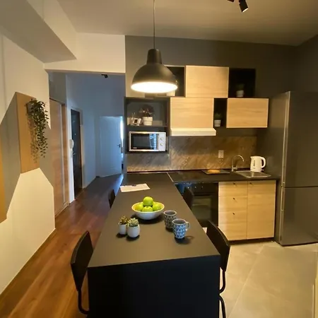 4-bedroom With Skyline Balcony - Sleeps 8 * Bucharest