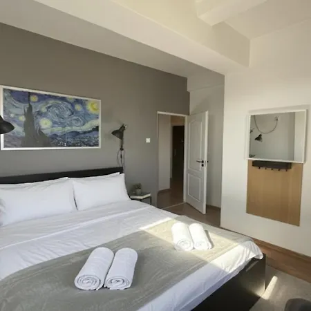 Apartment 4-bedroom With Skyline Balcony - Sleeps 8 *