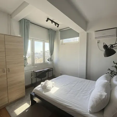 4-bedroom With Skyline Balcony - Sleeps 8 * Bucharest