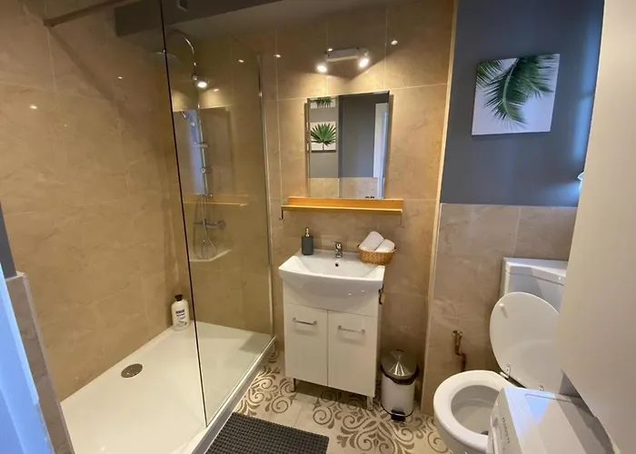 Apartment 4-bedroom With Skyline Balcony - Sleeps 8 *