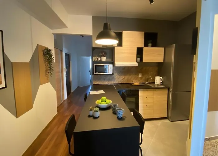 4-bedroom With Skyline Balcony - Sleeps 8 * Bucharest