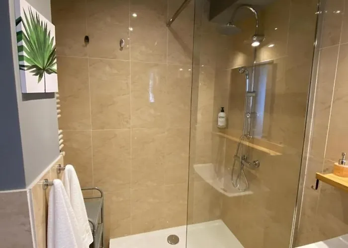 4-bedroom With Skyline Balcony - Sleeps 8 *