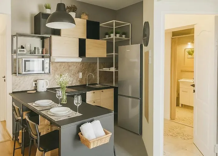 4-bedroom With Skyline Balcony - Sleeps 8 *