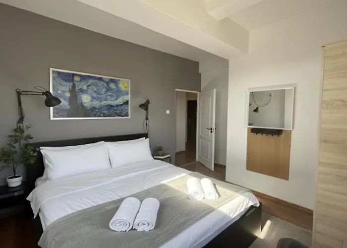 Apartment 4-bedroom With Skyline Balcony - Sleeps 8 *