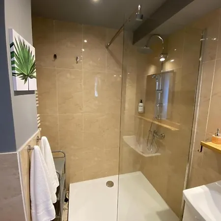 4-bedroom With Skyline Balcony - Sleeps 8 *